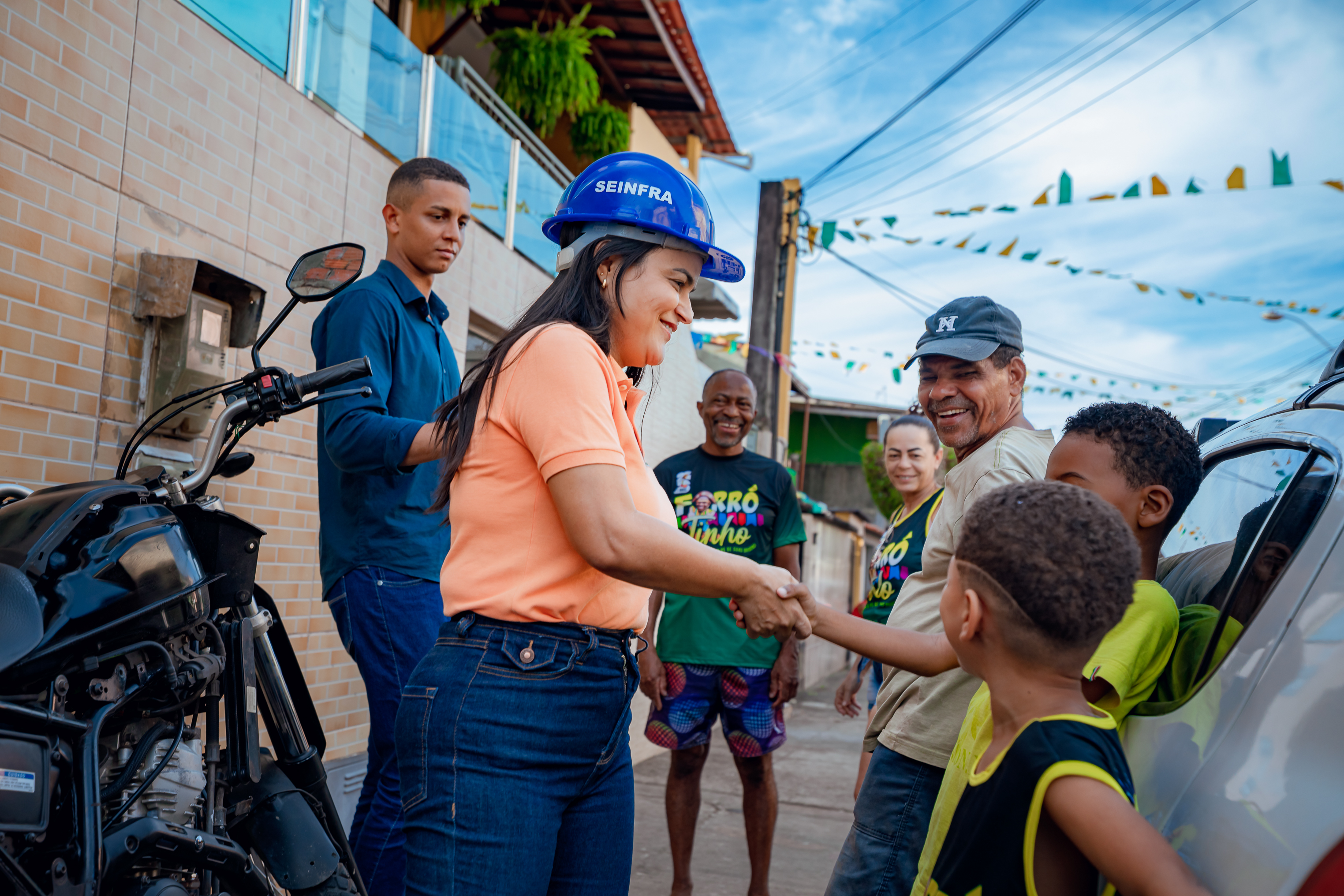 Prefeita Débora Regis dá ordem de serviço para requalificação asfáltica de ruas do bairro de Itinga