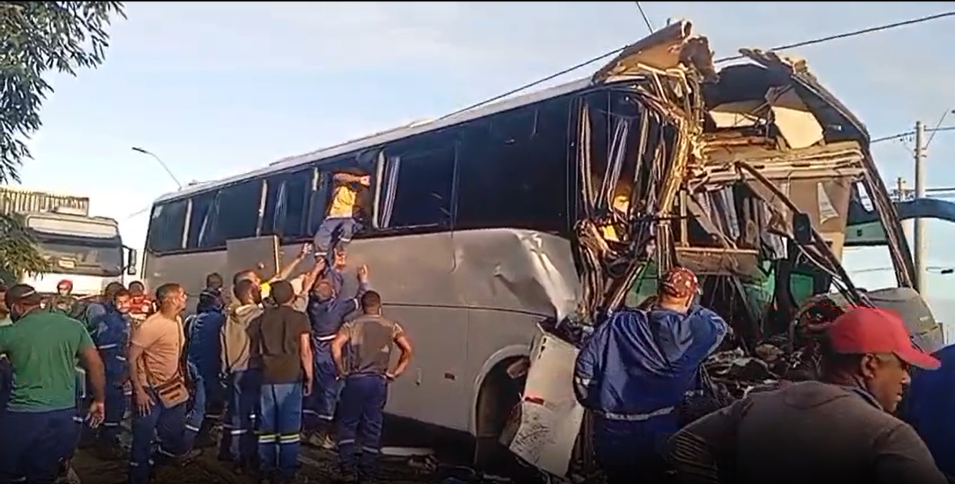 Acidente entre ônibus e caminhão deixa trabalhadores feridos na Avenida BYD em Camaçari