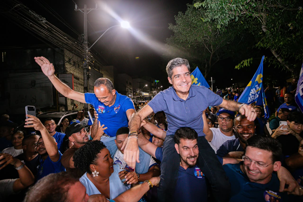 Elinaldo reúne multidão em Camaçari e reforça protagonismo da oposição ao lado de ACM Neto
