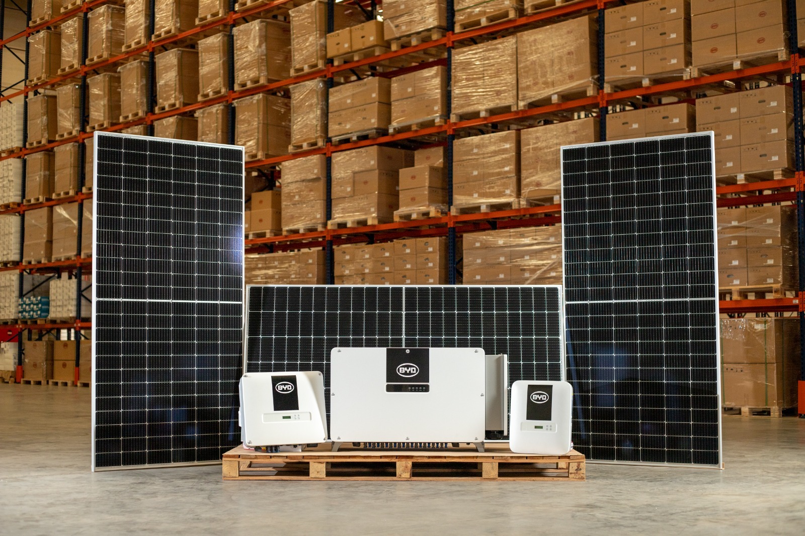 Da garagem ao telhado: BYD democratiza energia limpa com venda de kits solares nas concessionárias